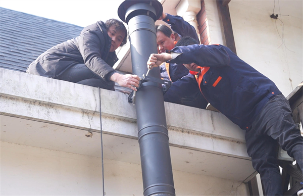 可以把壁炉烟囱的热量都留在室内吗?不行,且必须浪费.jpg 可以把壁炉烟囱的热量都留在室内吗?不行,且必须浪费.jpg